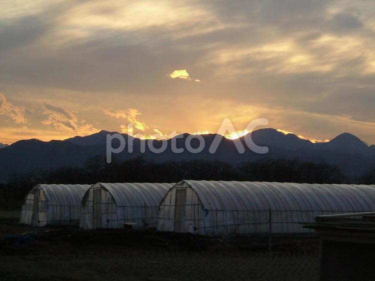 ハウスと夕焼け 風景,夕焼け,夕暮れの写真素材