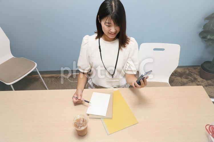 資料をまとめる女性 女性,人物,日本人の写真素材