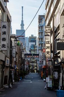 早朝の浅草路地裏 早朝の浅草路地裏 浅草,路地裏,路地の写真素材