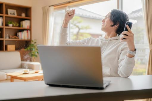 ガッツポーズする男性 男性,若者,パソコンの写真素材