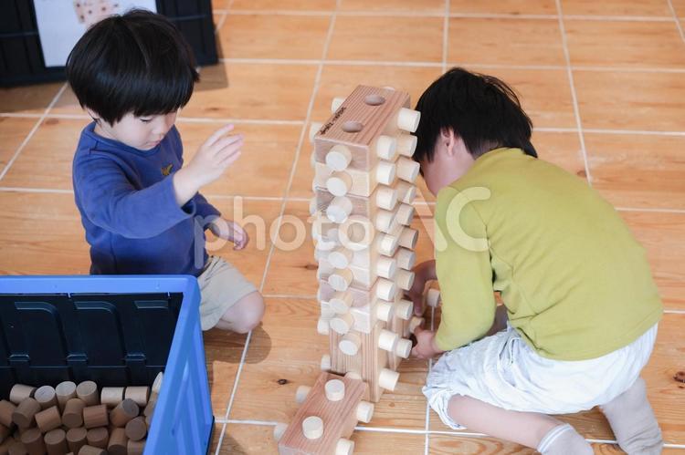 木のブロックで遊ぶ男の子 おもちゃ,知育,子どもの写真素材