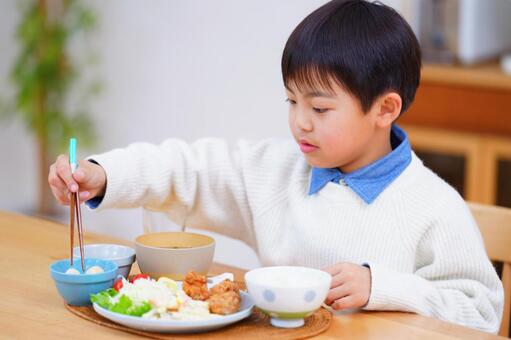小鉢の料理を食べようとしている子供 男の子,食べる,唐揚げの写真素材