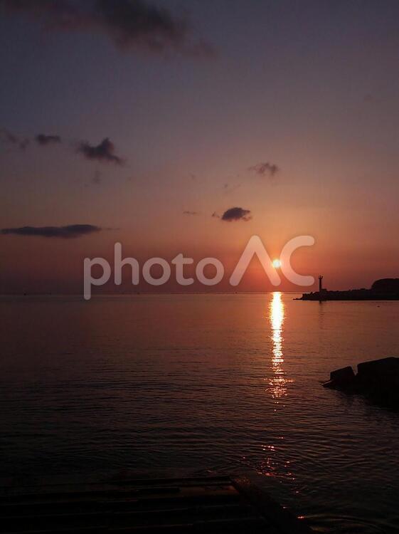 夕暮れと海 テトラポッド,夕日,夕焼けの写真素材