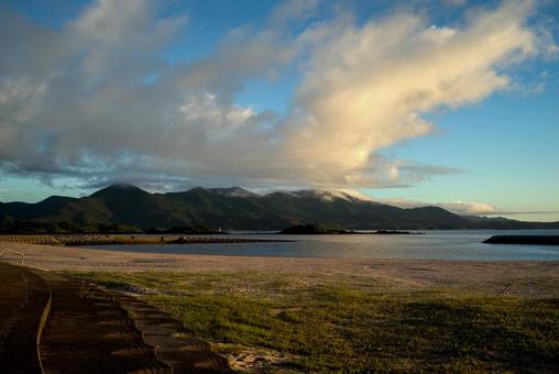<五島の風景>夜明けの海水浴場と山の雨雲 <五島の風景>夜明けの海水浴場と山の雨雲 海,空,サンセットの写真素材