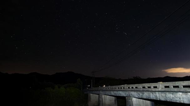 橋越しに見るオリオン座 橋越しに見るオリオン座 橋,オリオン座,夜空の写真素材