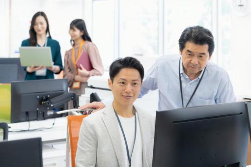 オフィスで働く男女のエンジニア オフィスで働く男女のエンジニアの写真