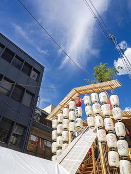 祇園祭・鷹山と夏空に映える提灯の列 祇園祭・鷹山と夏空に映える提灯の列の写真