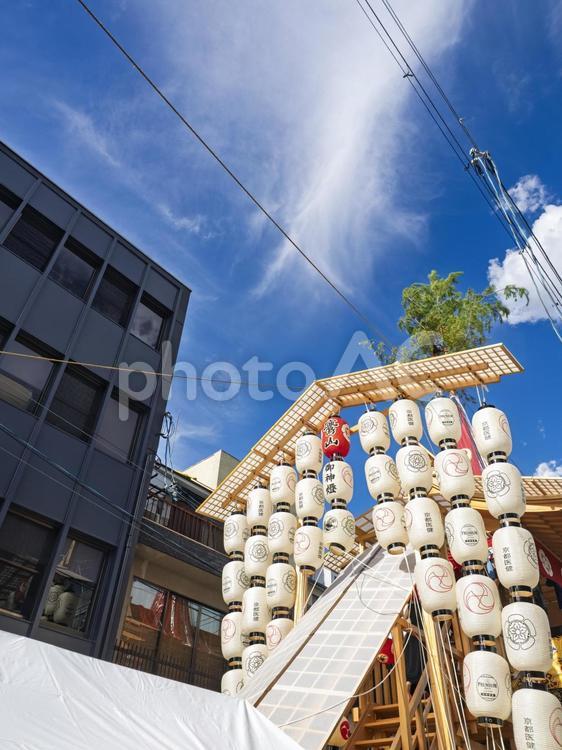 祇園祭・鷹山と夏空に映える提灯の列 祇園祭,鷹山,山鉾巡行の写真素材