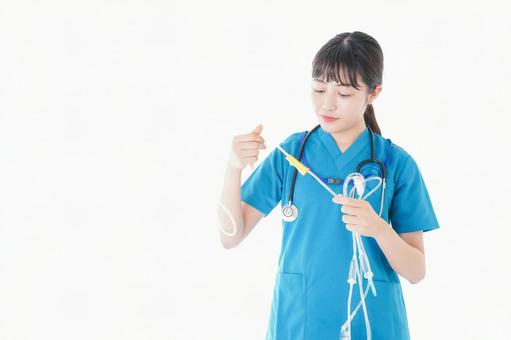 点滴を使う笑顔の若いナース 点滴を使う笑顔の若いナース 白背景,健康,正静脈の写真素材