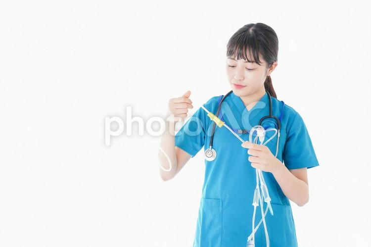 点滴を使う笑顔の若いナース 白背景,健康,正静脈の写真素材