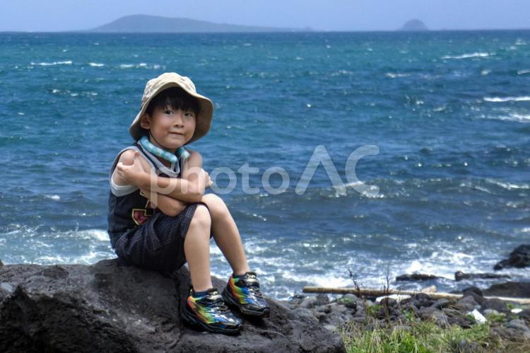 ＜素材＞良く晴れた海辺を散策する少年 子供,男性,人物の写真素材
