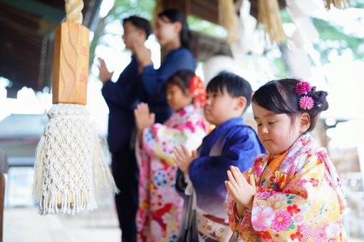 神社で家族そろってお参りする姿 神社で家族そろってお参りする姿 七五三,お参り,七五三参りの写真素材
