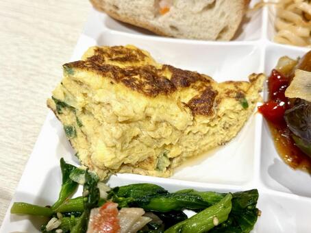 バイキングでとったにら玉風オムレツ バイキング,にら玉,オムレツの写真素材