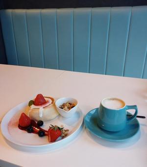 美味しそうな苺のパンケーキとコーヒー 美味しそうな苺のパンケーキとコーヒーの写真