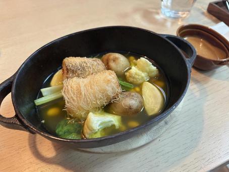 ランチ_メイン_カダイフ 鍋,野菜ゴロゴロ,魚料理の写真素材