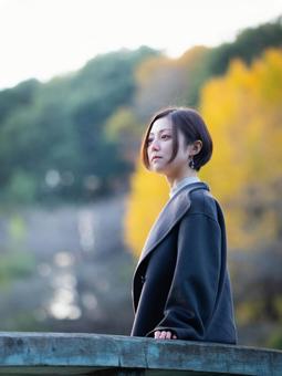 31：紅葉の公園を散策する女性 紅葉,公園,散策の写真素材
