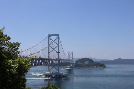 鳴門海峡大橋と海と四国の陸と青空の風景 鳴門海峡大橋と海と四国の陸と青空の風景の写真