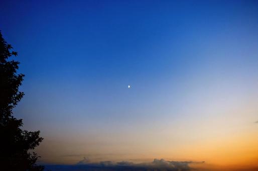 夕空に浮かぶ月を眺めて。 夕空に浮かぶ月を眺めて。 夕方,夕焼け,夕焼け空の写真素材