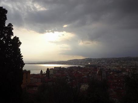 フランス　ニースの雲漏れ陽 フランス,ニース,街並みの写真素材