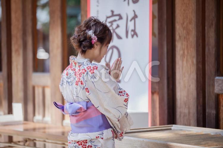 お参りする浴衣姿の女性 浴衣,女性,神社の写真素材