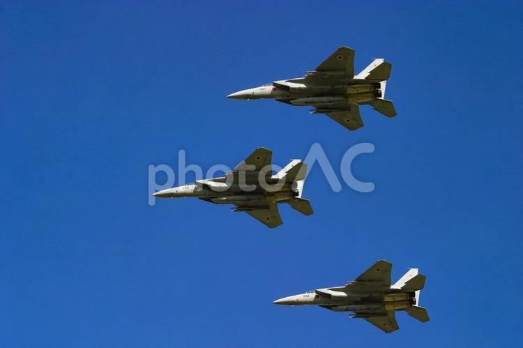 編隊飛行する航空自衛隊の戦闘機F-15J 航空自衛隊,自衛隊,ミリタリーの写真素材