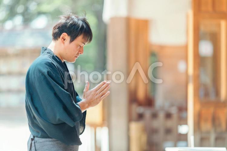 お参りする浴衣姿の男性 神社,合掌,参拝の写真素材