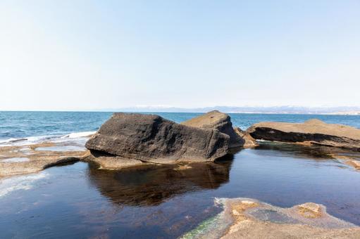 波打ち際の岩と海と青空1 波打ち際の岩と海と青空1 海,風景,岩礁の写真素材