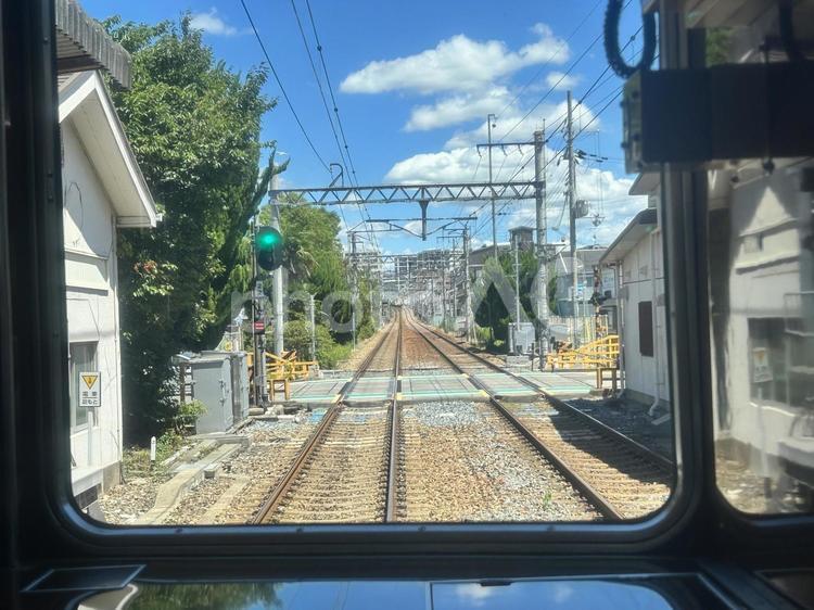 夏の日のお出かけ〜電車の窓から 阪急電車,線路,お出かけの写真素材