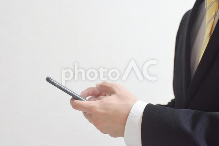 携帯を操作する新社会人⑤ スマホ,携帯,snsの写真素材