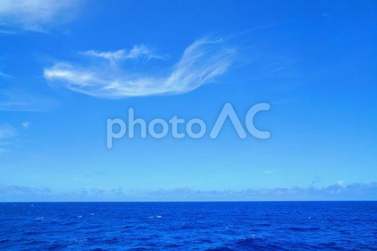 沖縄・与那国島と西表島の間の青の深い海 与那国島,西表島,空の写真素材