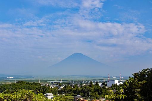 夏 雲多くかすんで見える青い富士山 夏 雲多くかすんで見える青い富士山の写真