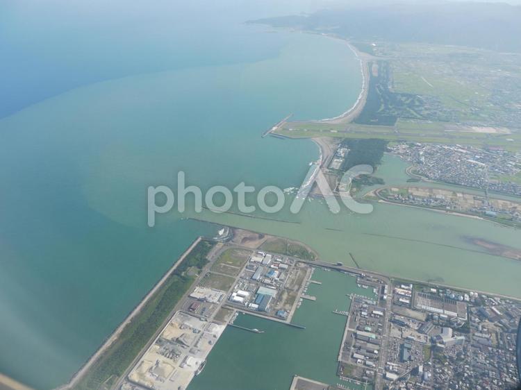 飛行機　上空　空から見た陸地　海 飛行機,航空機,宮崎の写真素材