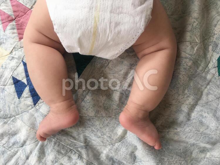 赤ちゃんの足とおむつ 赤ちゃん,足,人の写真素材