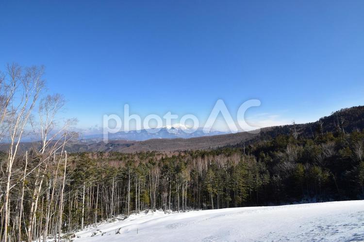 真冬の壮大な山と雪景色、快晴の空の下。1 風景,快晴,山頂の写真素材