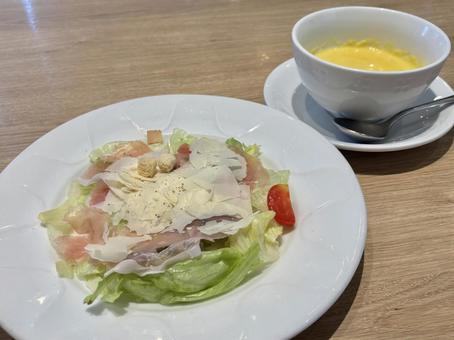 サラダとポタージュスープ サラダとポタージュスープ サラダ,野菜,野菜サラダの写真素材