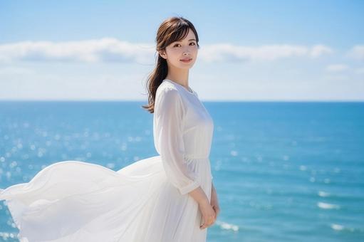 海辺に立つ笑顔の女性 美容CMワンシーンの写真
