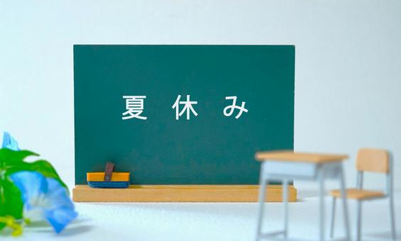 夏休みの教室（文字入り） 黒板,夏休み,文字の写真素材