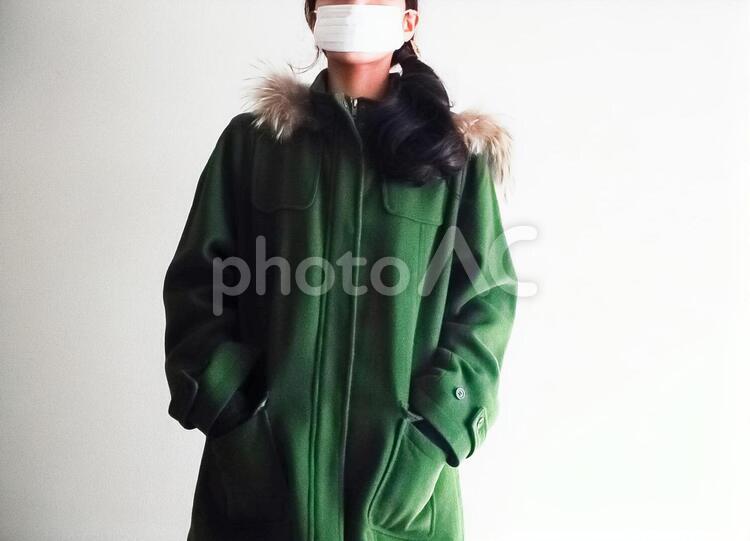 マスクをするコートの女性 女性,風邪,マスクの写真素材