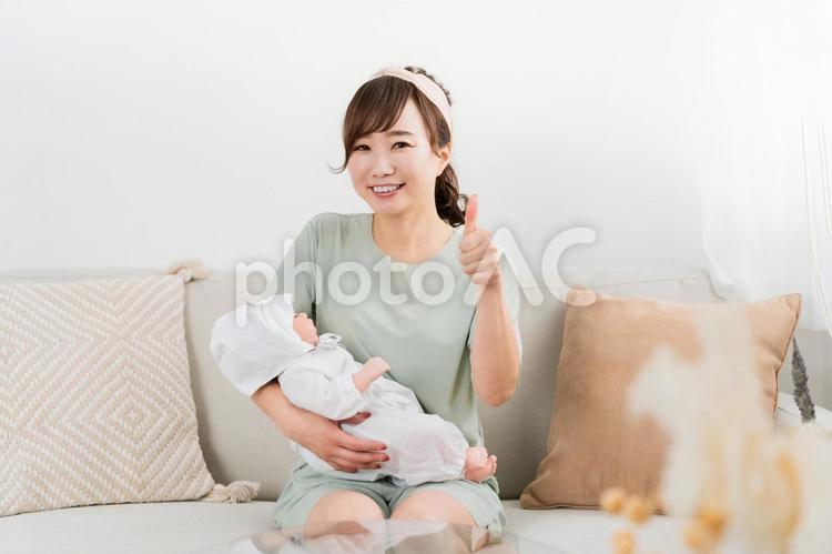 赤ちゃんを抱っこしてOKサインする女性 出産,赤ちゃん,ママの写真素材