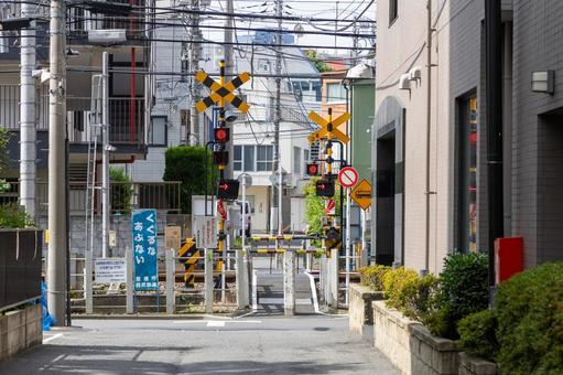 踏切と都市の交差点 踏切と都市の交差点 踏切,都市,交差点の写真素材