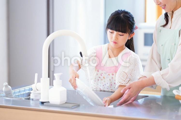 食器を洗う女の子 女の子,皿洗い,手洗いの写真素材