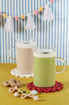抹茶ラテとほうじ茶ラテ 抹茶ラテとほうじ茶ラテ 抹茶ラテ,ほうじ茶ラテ,ハンドメイドの写真素材