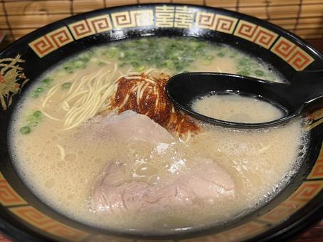 美味しそうな細麺の豚骨ラーメン 美味しそうな細麺の豚骨ラーメン 博多ラーメン,とんこつラーメン,細麺の写真素材