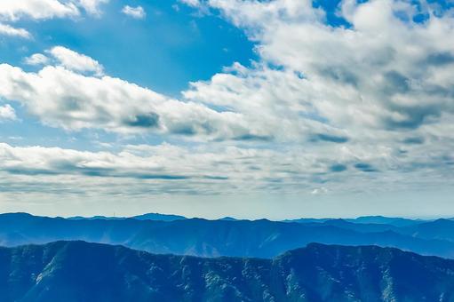 青空と雲とどこまでも続く山並み 青空と雲とどこまでも続く山並み 風景,自然,山の写真素材