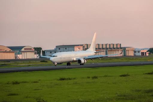 影が長くなる時間 影が長くなる時間 飛行機,航空機,旅客機の写真素材