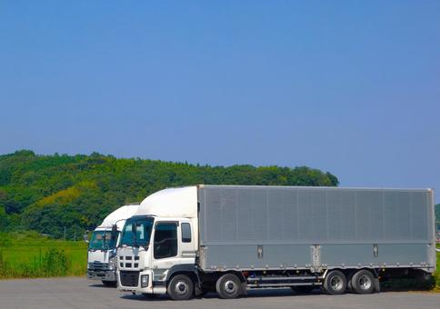 抜けるような青空＆貨物自動車 トラック,青空,山の写真素材