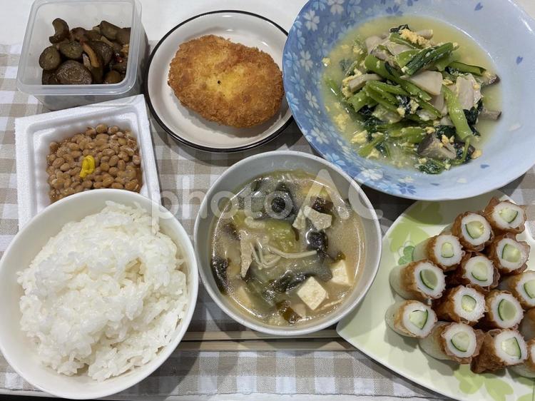 ある日の夕飯② 夕飯,白飯,味噌汁の写真素材