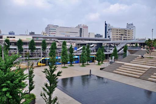 路面電車が停車する宇都宮駅東口の駅前風景 宇都宮駅東口,駅前広場,階段の写真素材
