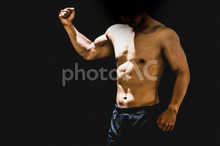筋肉を鍛える男性（腕） 筋肉,マッチョ,腕の写真素材