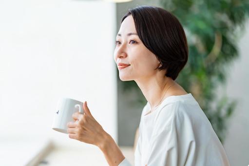 コーヒーを飲む女性 コーヒーを飲む女性 女性,マグカップ,カフェの写真素材